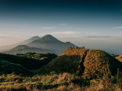 Wisata Dieng Anti Mainstream: Dari Air Panas ke Kawah Mistis