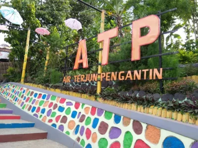 Air Terjun Pengantin Ngawi: Healing Adem di Kaki Lawu