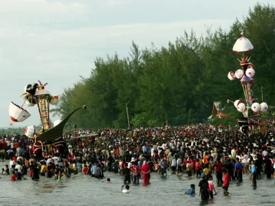 Upacara Tabuik Pariaman: Duka Karbala di Pantai Gandoriah