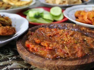 Makanan Khas Banda Neira: Dari Ikan Kuah Pala ke Manisan