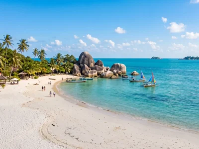 Pantai Tanjung Kelayang: Chill Spot Andalan di Belitung